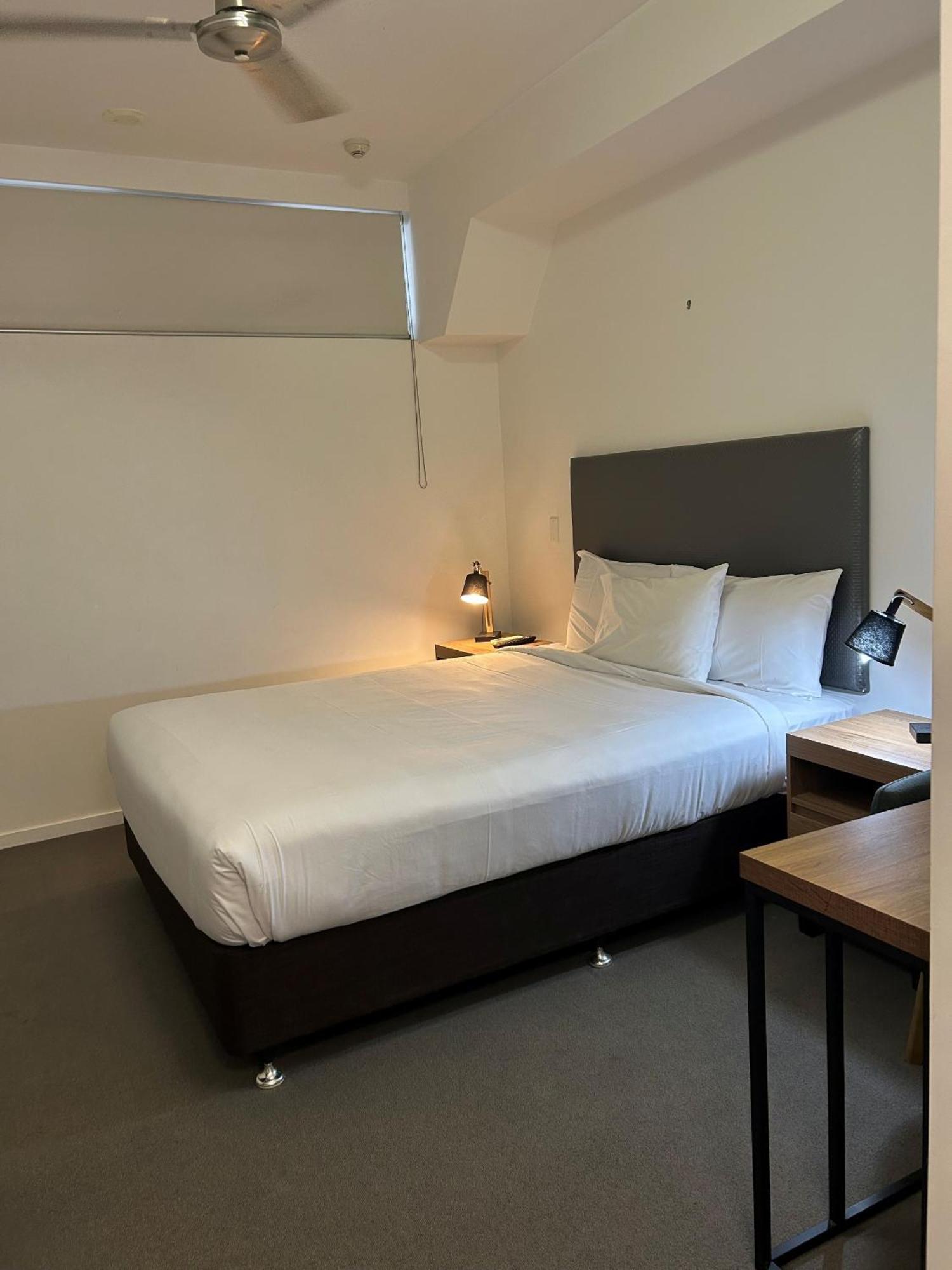 Central Holborn Apartments Таунсвіль Номер фото